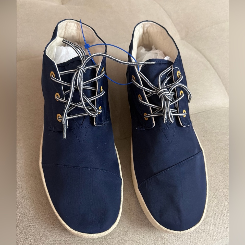 NEW TOMS Mens Navy Chukka Boots with Cream Sole and Gold Eyelets 11.5